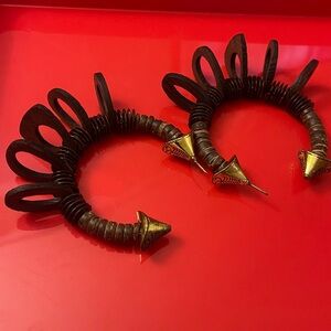 SASSY JONES Ebony Hoops